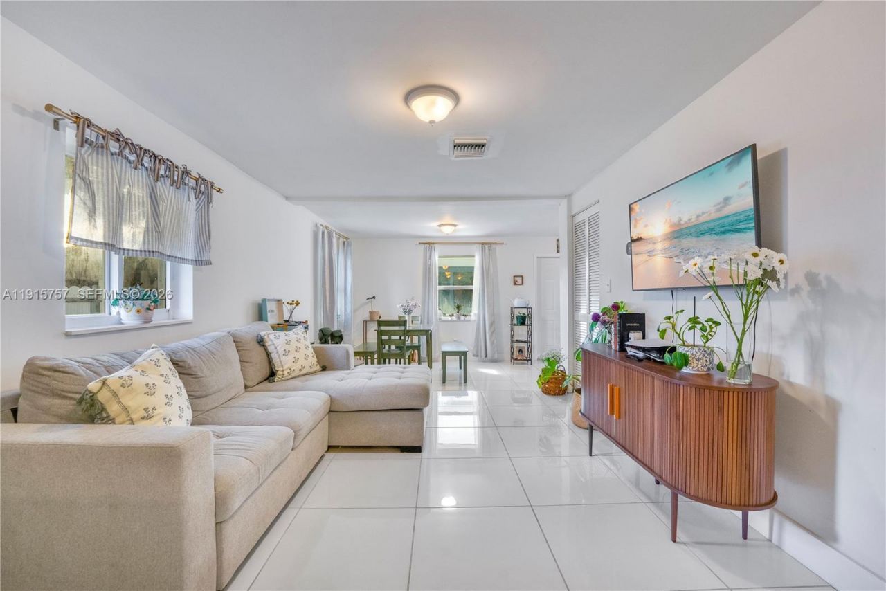 827 NW 114th St, Miami, FL 33168 Photo