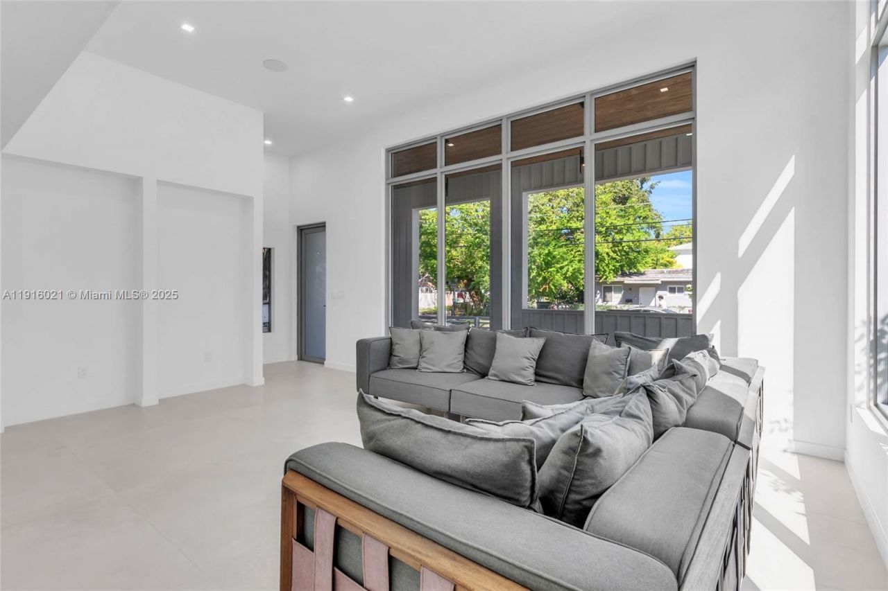 3204 Plaza St, Miami, FL 33133 Photo