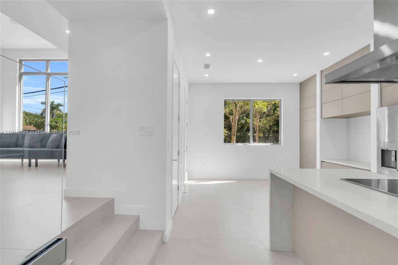 3204 Plaza St, Miami, FL 33133 Photo