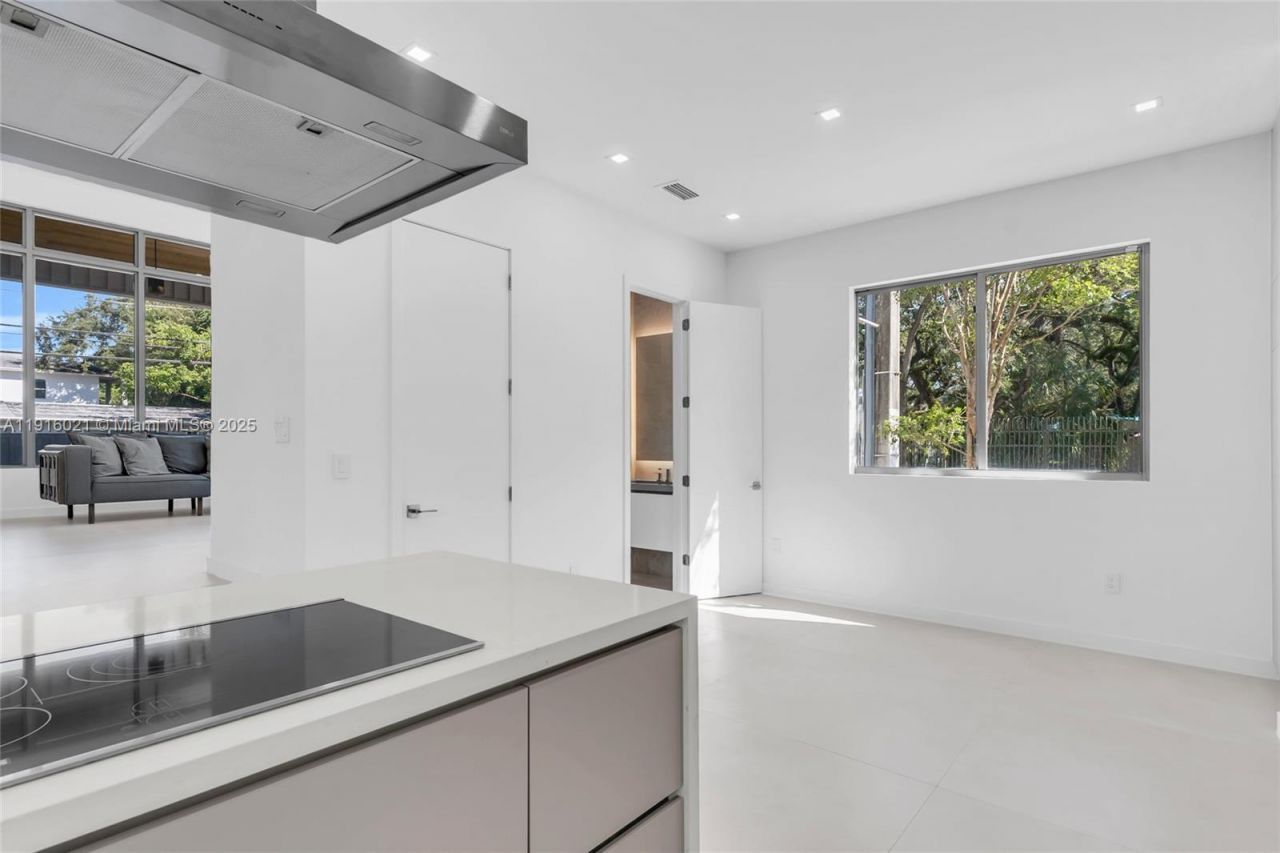 3204 Plaza St, Miami, FL 33133 Photo