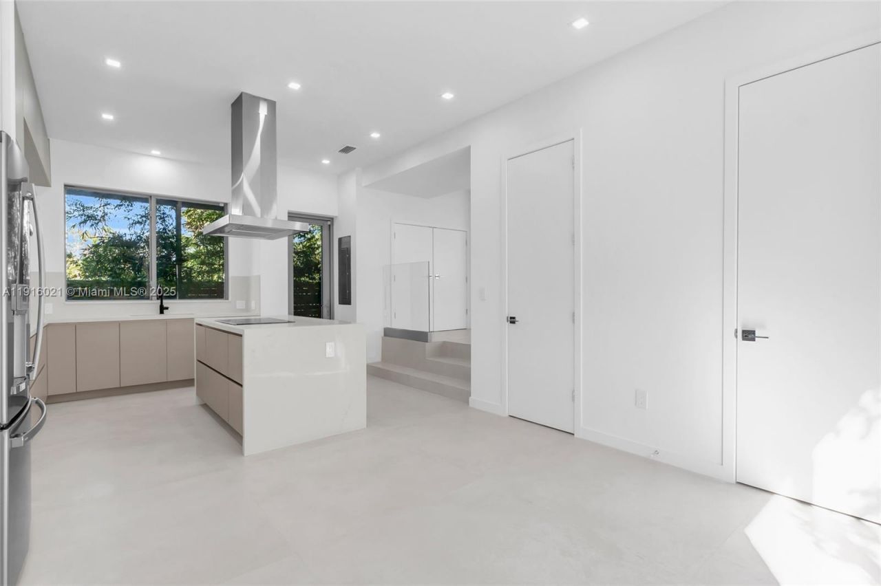 3204 Plaza St, Miami, FL 33133 Photo