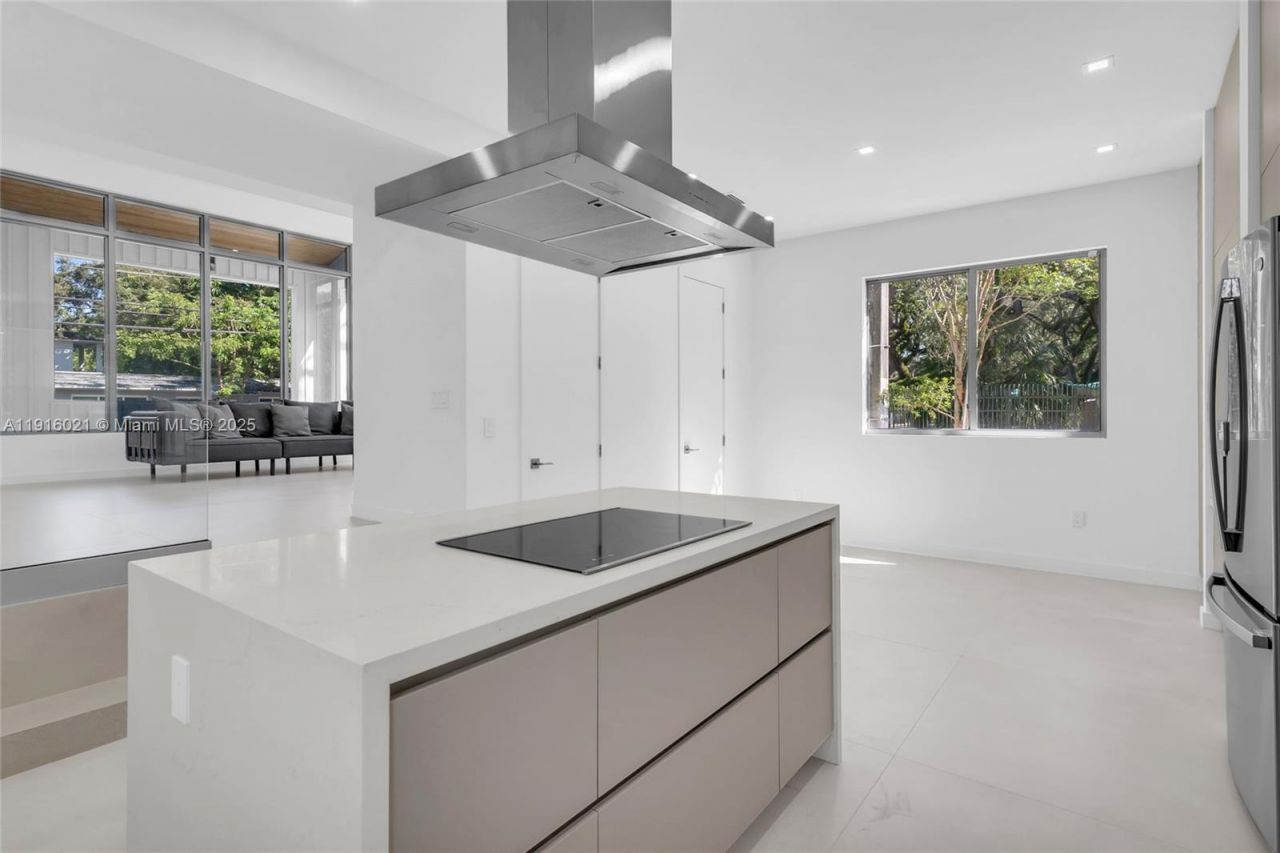 3204 Plaza St, Miami, FL 33133 Photo