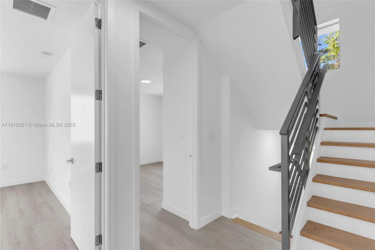 3204 Plaza St, Miami, FL 33133 Photo