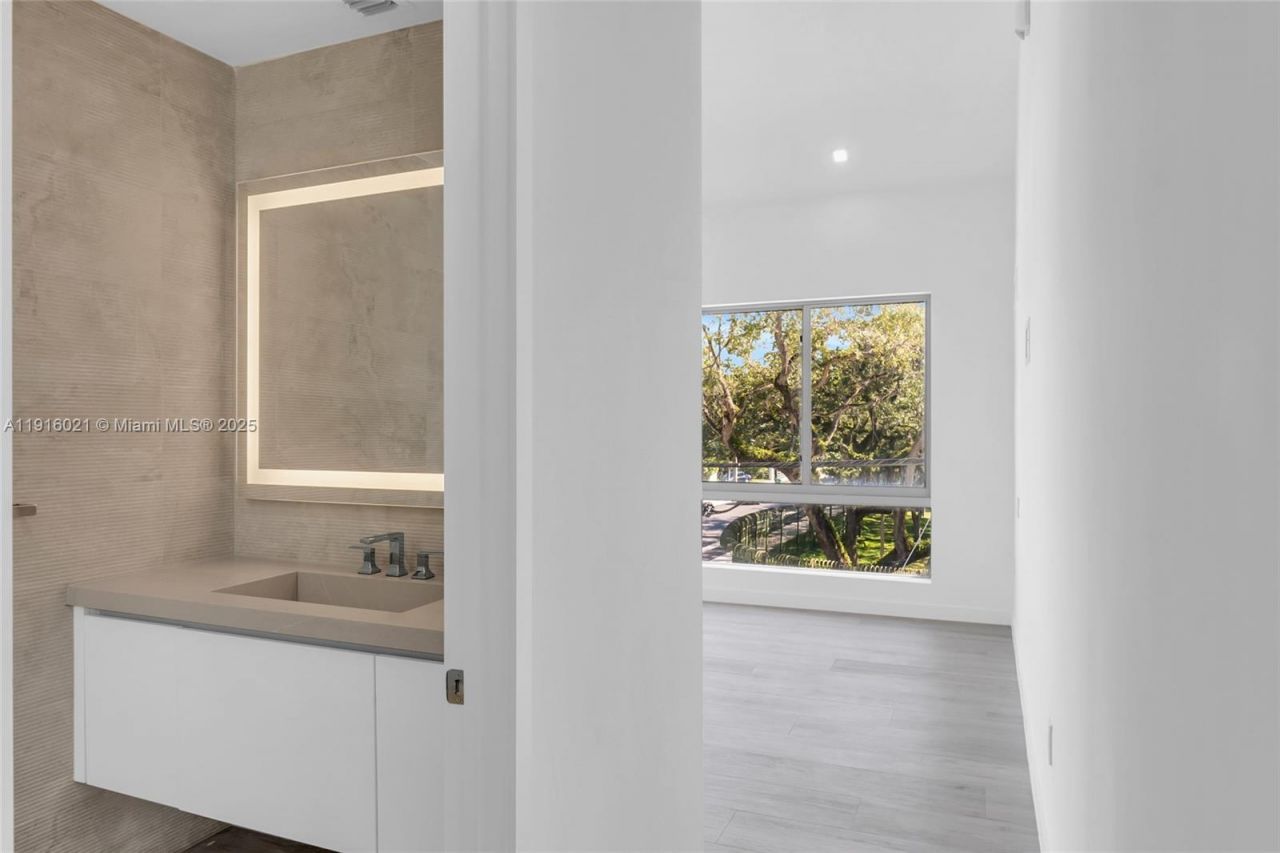 3204 Plaza St, Miami, FL 33133 Photo