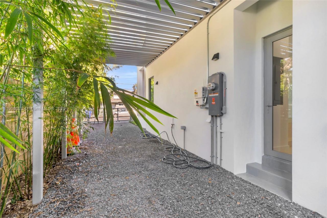 3204 Plaza St, Miami, FL 33133 Photo