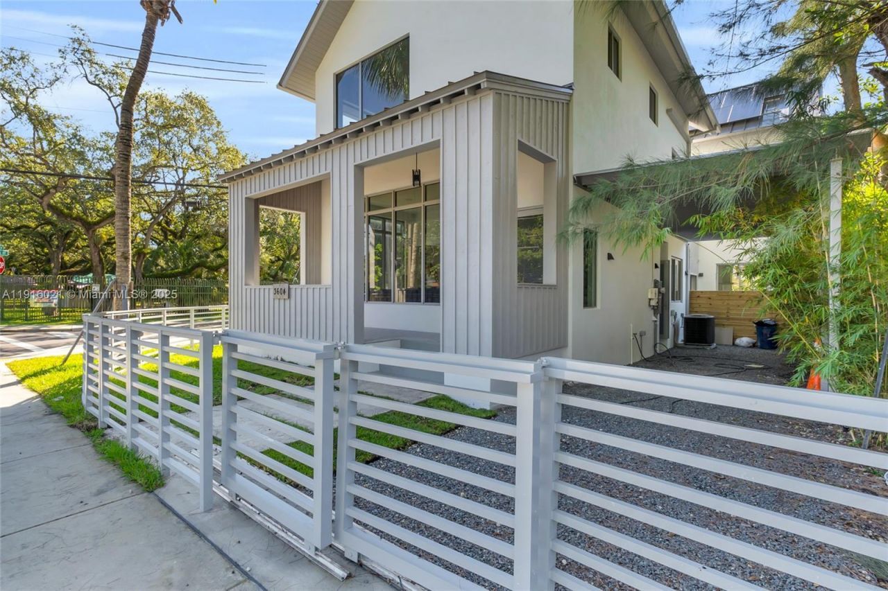 3204 Plaza St, Miami, FL 33133 Photo