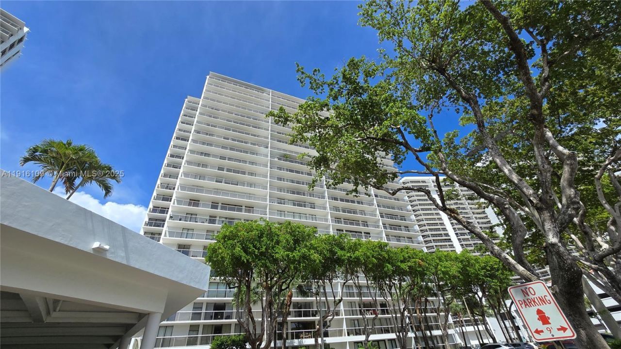 3701 N Country Club Dr, Unit 1805, Aventura, FL 33180 Photo