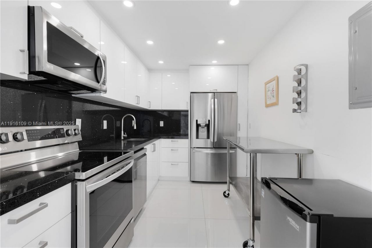 3701 N Country Club Dr, Unit 1805, Aventura, FL 33180 Photo