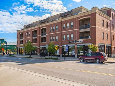134 N LEROY ST UNIT 302, Fenton, MI 48430