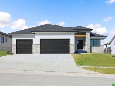 12375 lake Vista Drive, Papillion, NE 68046