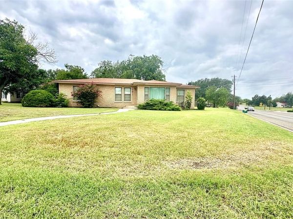 1611 Live Oak Street , Goldthwaite, TX 76844