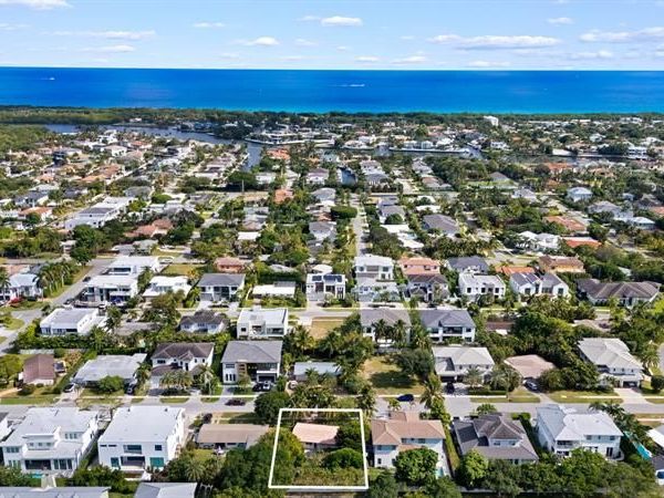 1001 NE 2nd Ter, Boca Raton, FL 33432