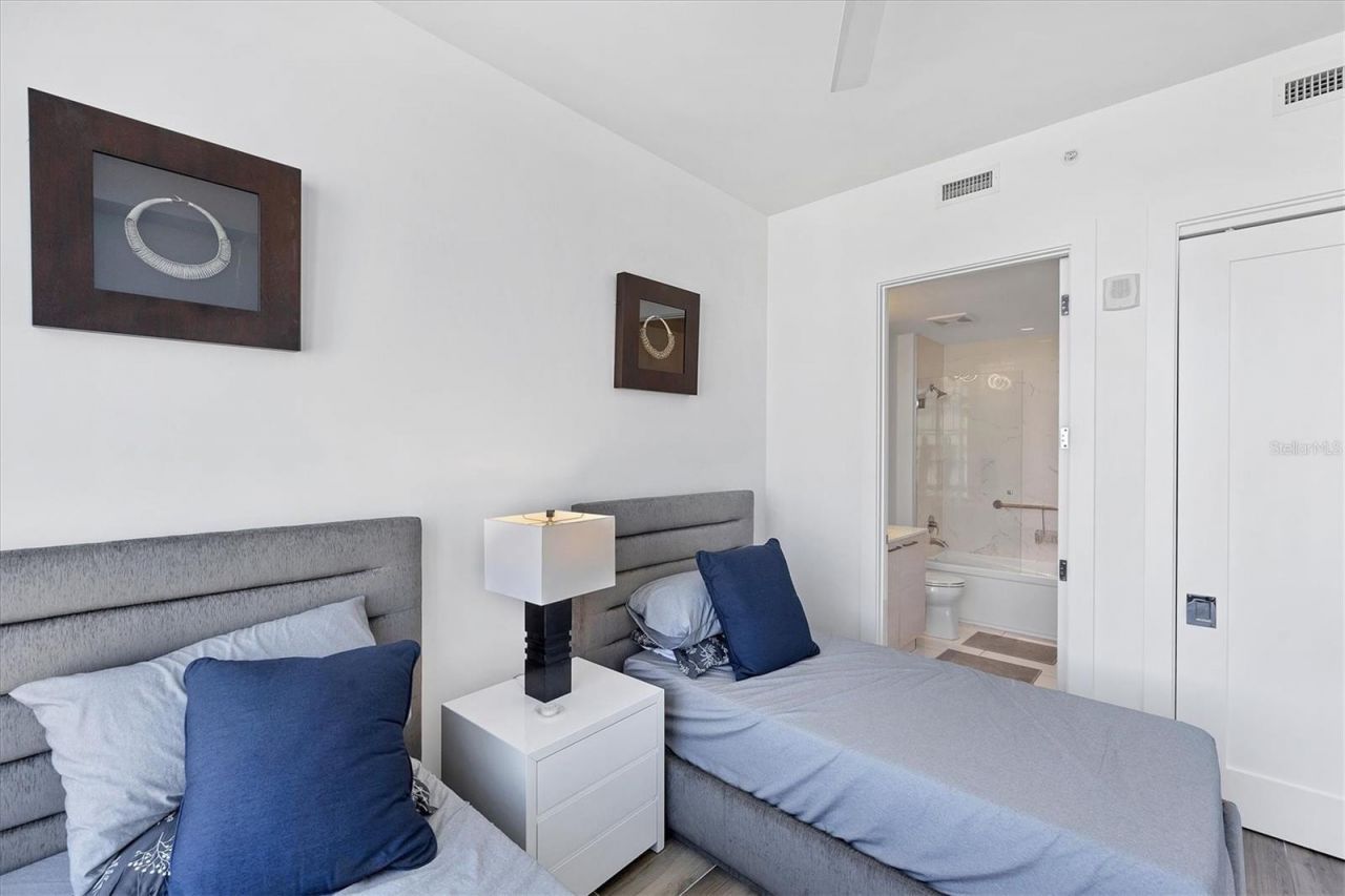 111 S Pineapple Avenue, Unit 816, Sarasota, FL 34236 Photo