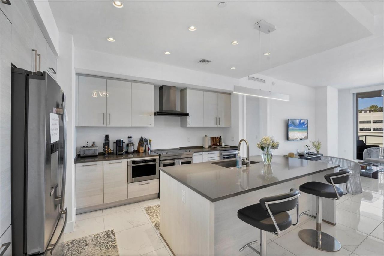 111 S Pineapple Avenue, Unit 816, Sarasota, FL 34236 Photo