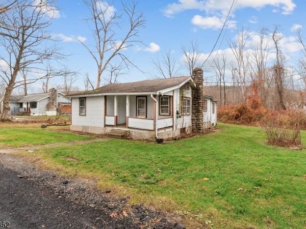 4 Woodlawn Ave, Frankford, NJ 07826