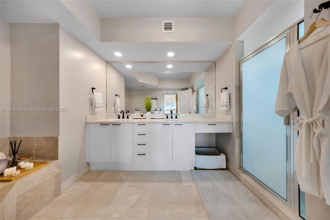 14951 Royal Oaks Ln, Unit 901, North Miami, FL 33181 Photo