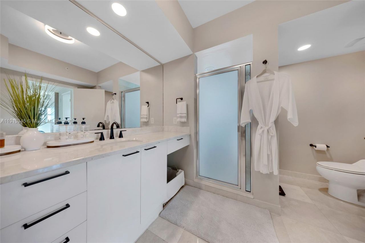 14951 Royal Oaks Ln, Unit 901, North Miami, FL 33181 Photo