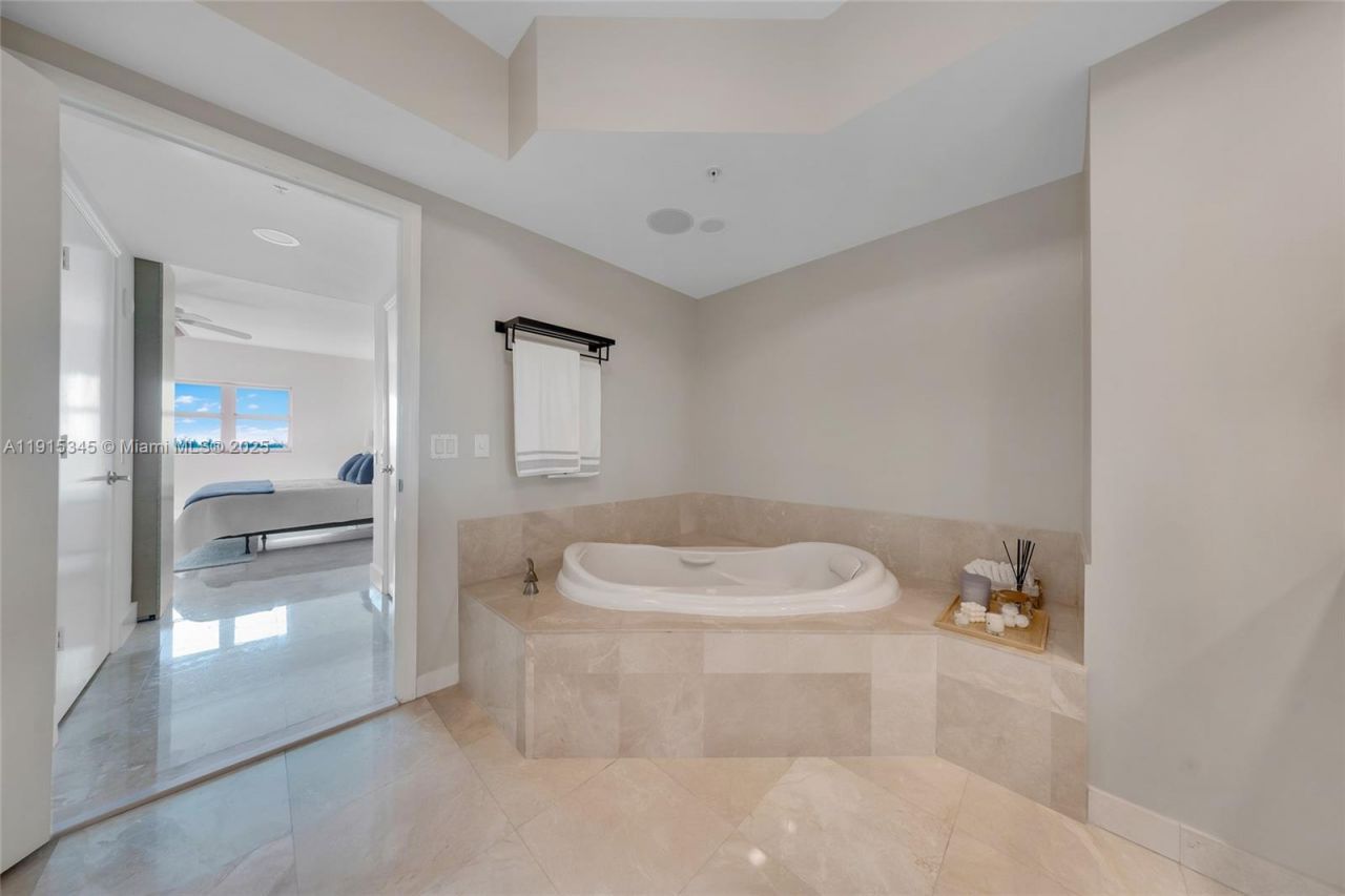 14951 Royal Oaks Ln, Unit 901, North Miami, FL 33181 Photo