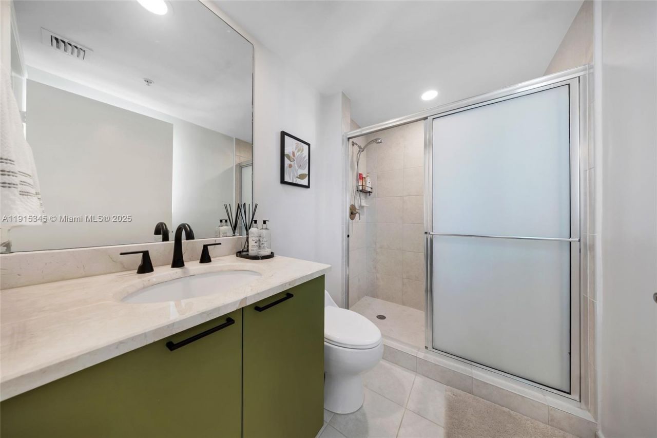 14951 Royal Oaks Ln, Unit 901, North Miami, FL 33181 Photo