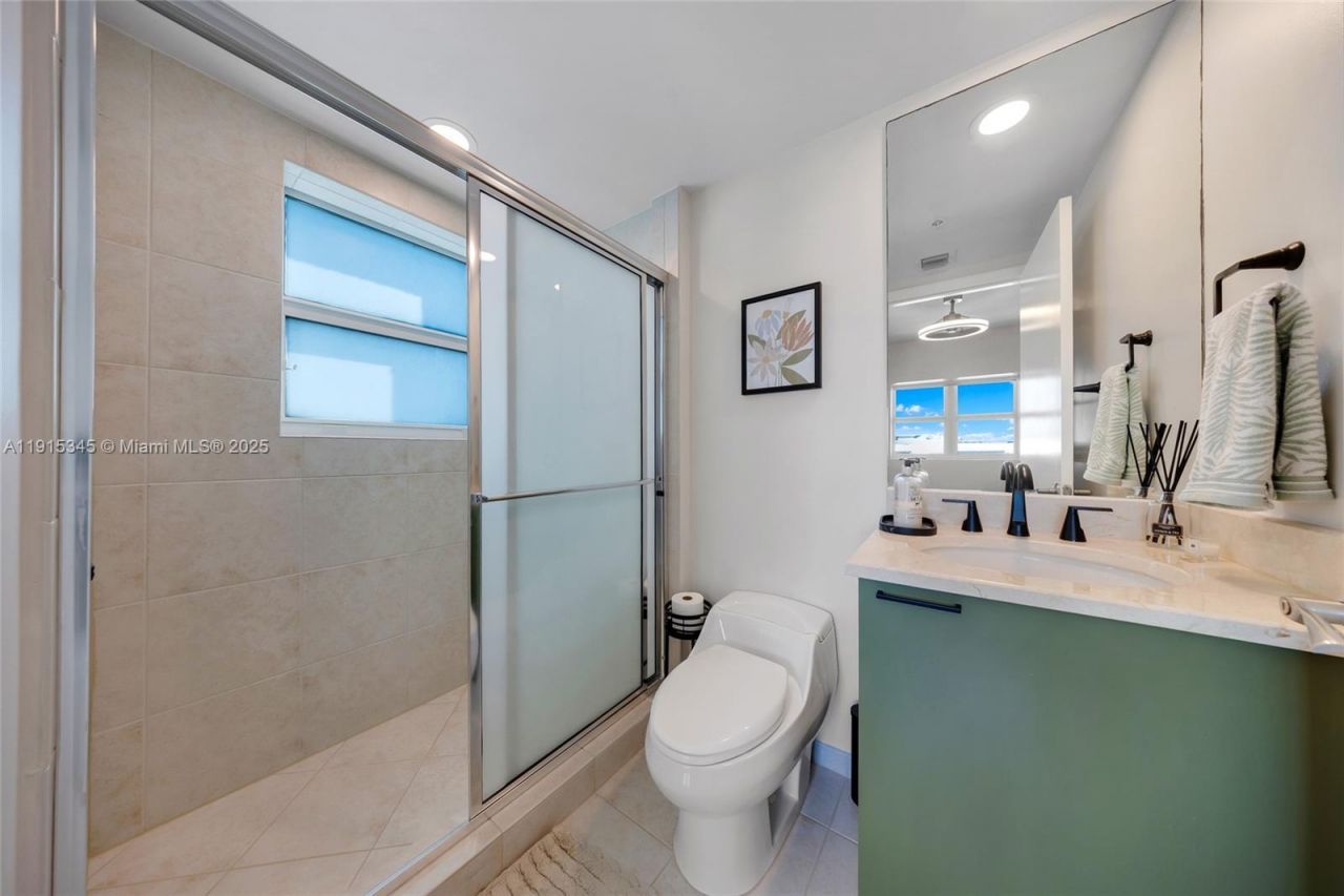 14951 Royal Oaks Ln, Unit 901, North Miami, FL 33181 Photo