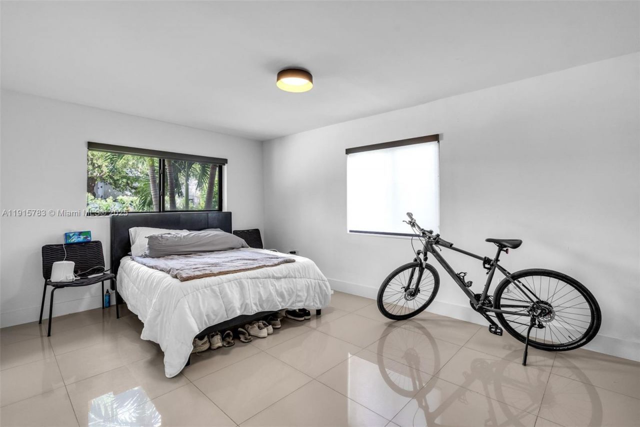 70 NE 50th St, Miami, FL 33137 Photo