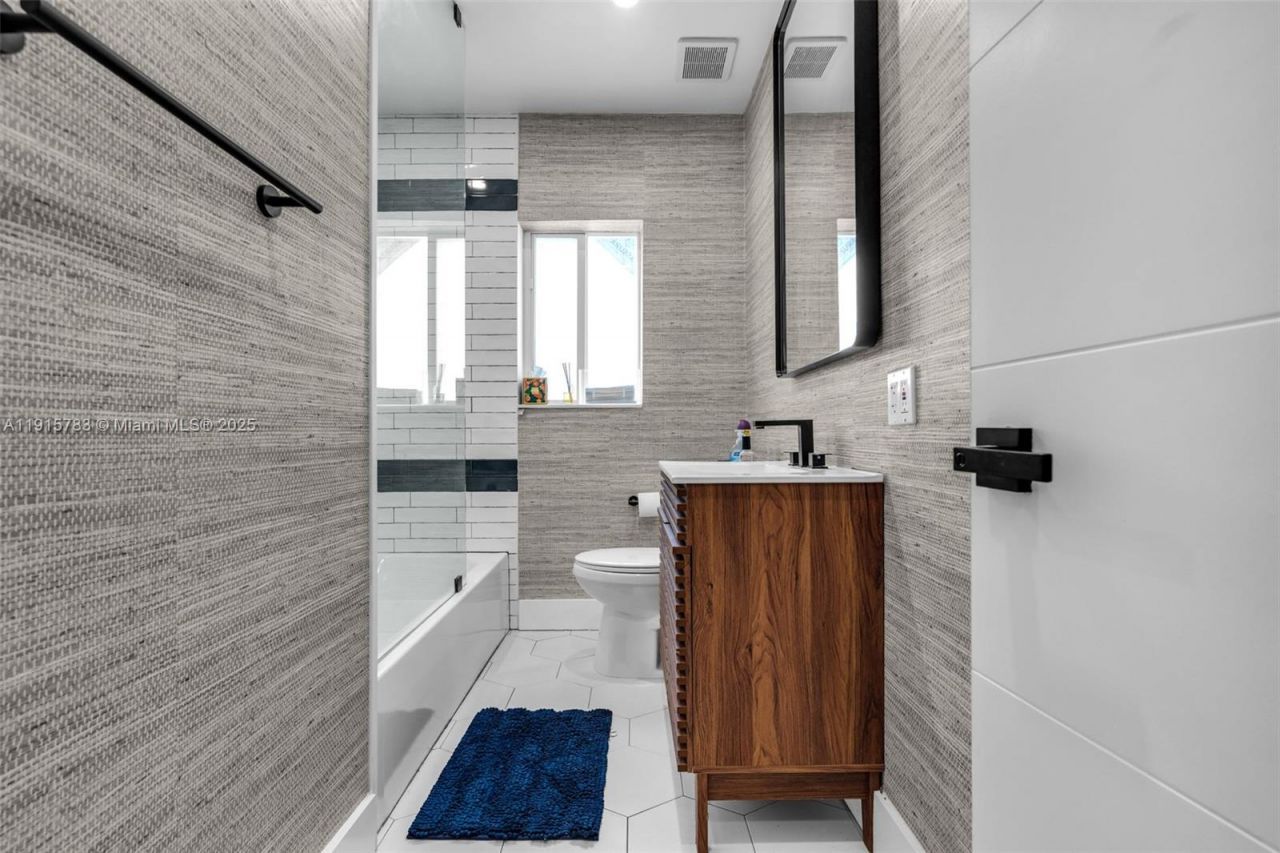 70 NE 50th St, Miami, FL 33137 Photo