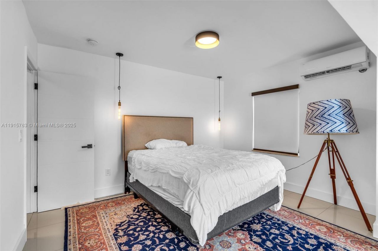 70 NE 50th St, Miami, FL 33137 Photo