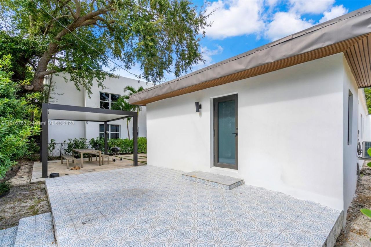 70 NE 50th St, Miami, FL 33137 Photo