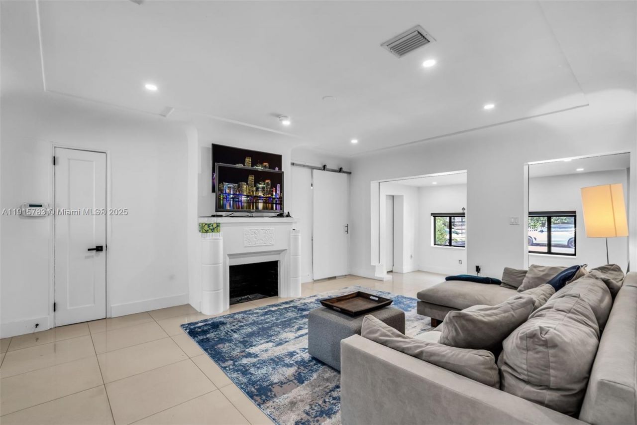 70 NE 50th St, Miami, FL 33137 Photo