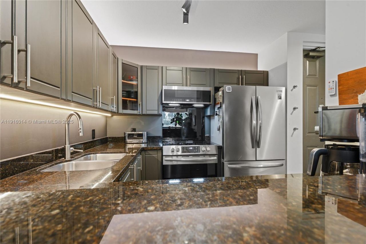 652 NE 63rd St, Unit 403, Miami, FL 33138 Photo