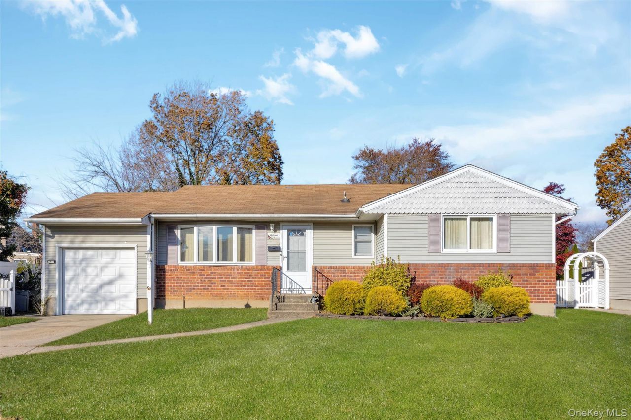 15 2nd Avenue, Farmingdale, NY 11735 Main Photo