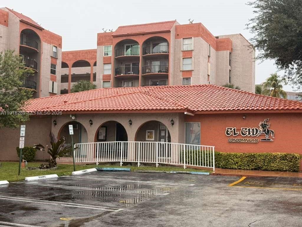 5201 NW 7th St, Unit 405, Miami, FL 33126 Photo