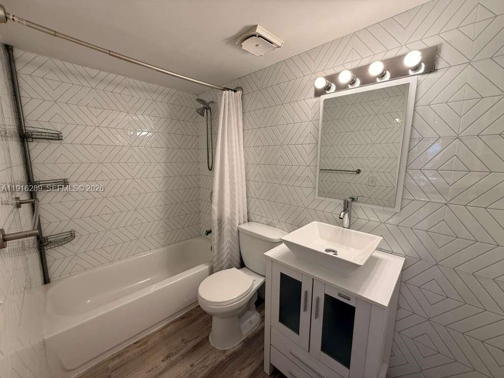 5201 NW 7th St, Unit 405, Miami, FL 33126 Photo