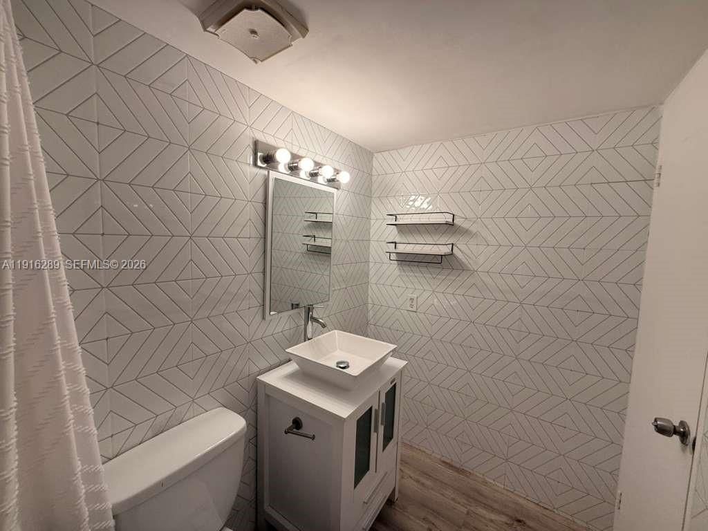 5201 NW 7th St, Unit 405, Miami, FL 33126 Photo