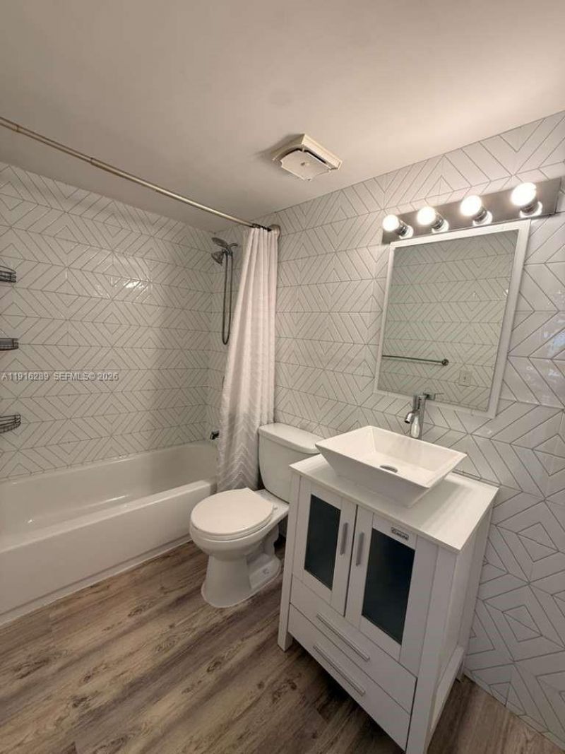 5201 NW 7th St, Unit 405, Miami, FL 33126 Photo