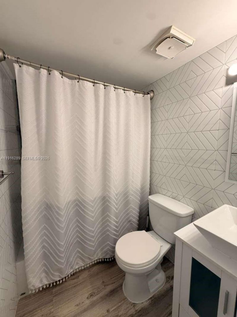 5201 NW 7th St, Unit 405, Miami, FL 33126 Photo