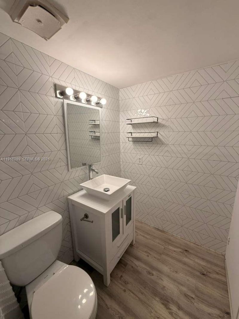 5201 NW 7th St, Unit 405, Miami, FL 33126 Photo