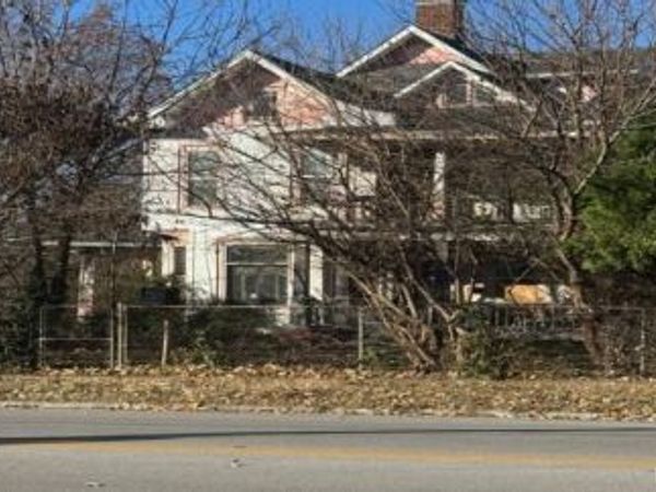 2006 N DOUGLAS Avenue, Springfield, MO 65803