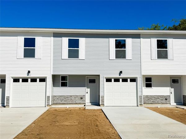 107 Oakwood Street, Holly Vlg, MI 48442