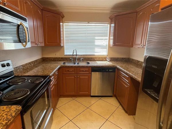 9113 Limetree Ln, Unit 170, Pembroke Pines, FL 33024