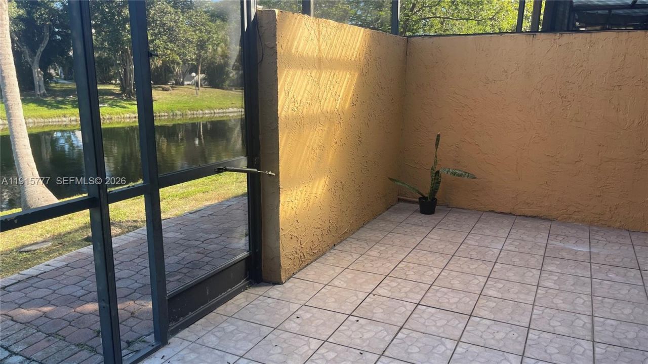 9113 Limetree Ln, Unit 170, Pembroke Pines, FL 33024 Photo