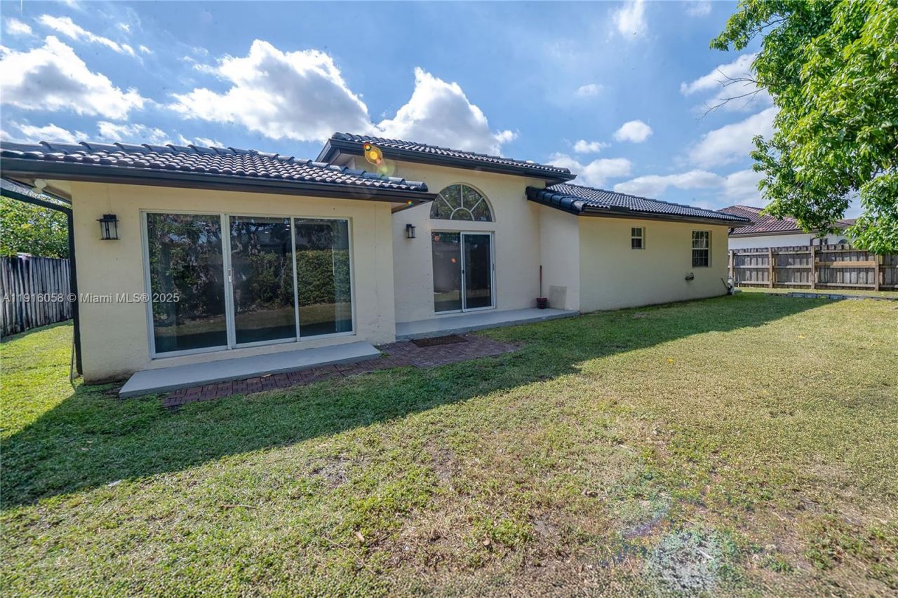 15461 170th Ter, Miami, FL 33187 Photo