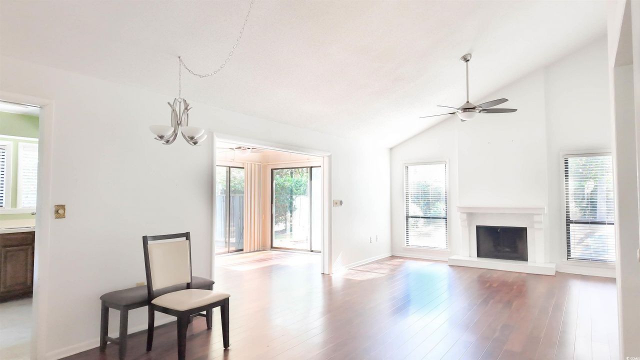 958 Oakwood Ln. Photo 2