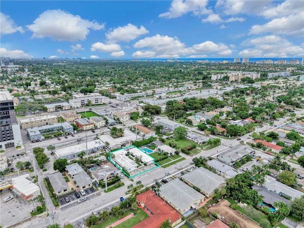 703 NE 7th St, Hallandale Beach, FL 33009