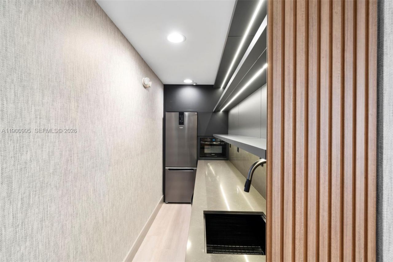 5025 Collins Ave, Unit 2409, Miami Beach, FL 33140 Photo