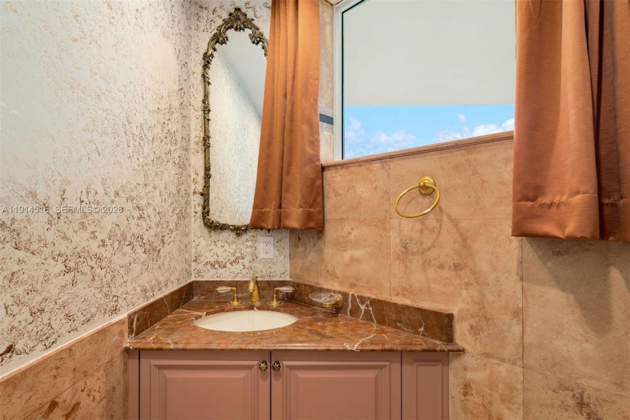 5025 Collins Ave, Unit PH-1, Miami Beach, FL 33140 Photo