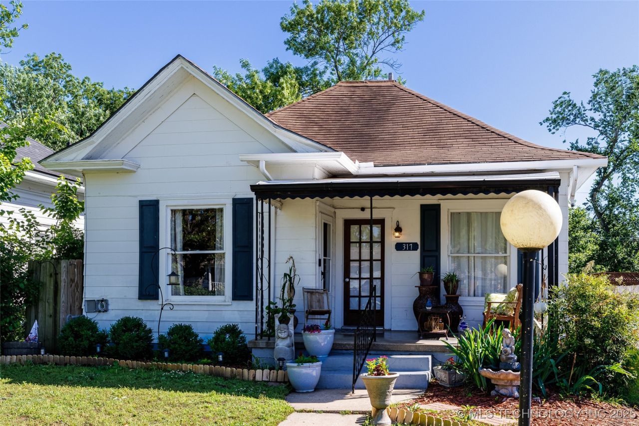 317 E 4th Street, Claremore, OK 74017 Main Photo