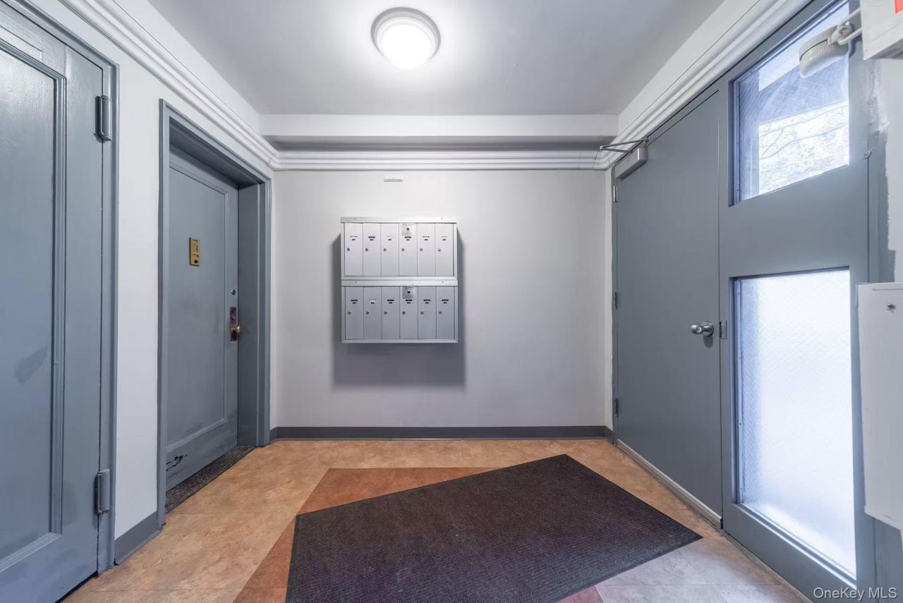 8 W Mill Drive, Unit 1B, Great Neck, NY 11021 Main Photo