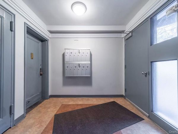 8 W Mill Drive, Unit 1B, Great Neck, NY 11021