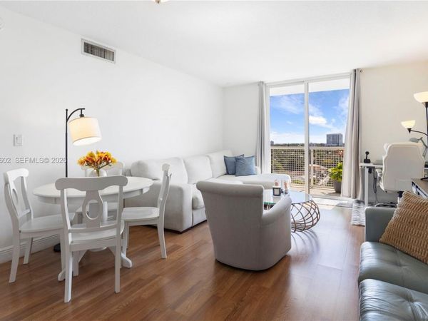 900 SW 8th St, Unit 1009, Miami, FL 33130